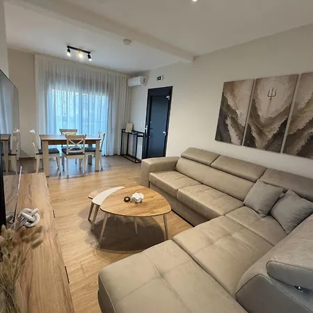 3triaina Upstairs סטאברוס