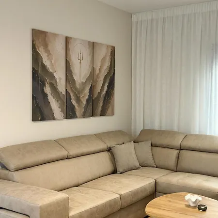 3triaina Upstairs דירה *